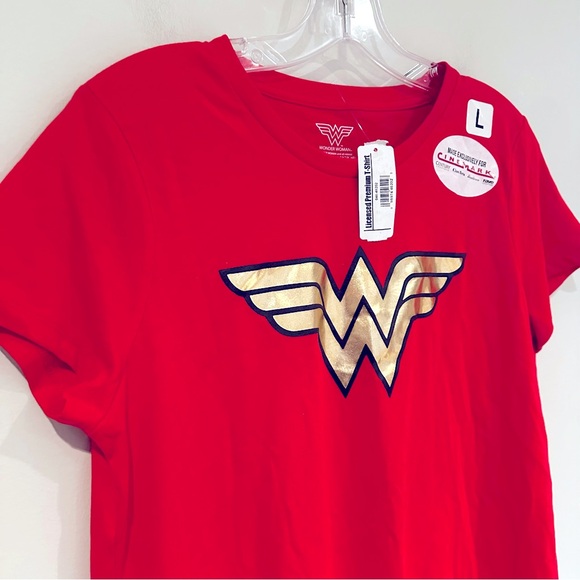 Wonder Woman Licensed Gold Foil Logo Tshirt Women's Large Red‎ Cotton Blend NWT - Picture 2 of 5